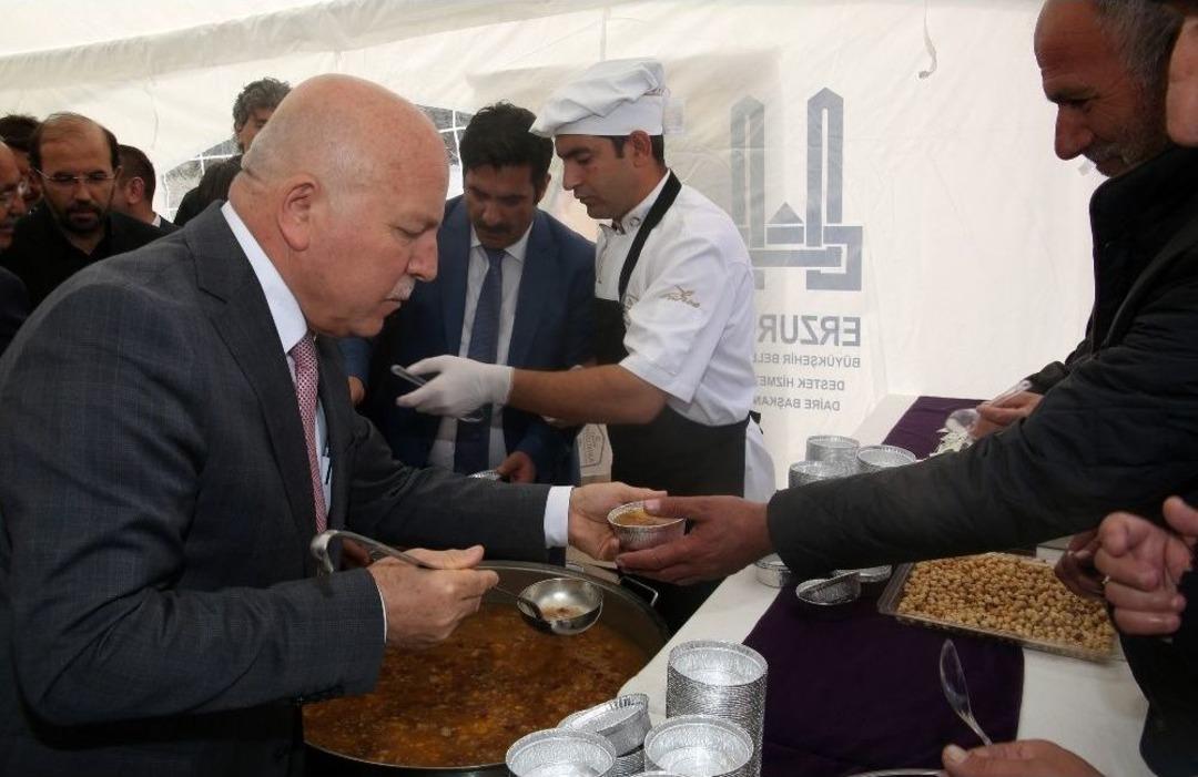 Erzurum&rsquo;da Vatandaşlara Aşure Dağıtıldı