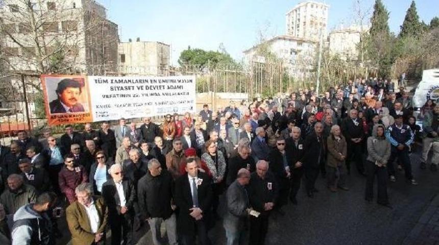 Adnan Kahveci &Ouml;l&uuml;m&uuml;n&uuml;n 22. Yılında Kartal'daki Mezarı Başında Anıldı