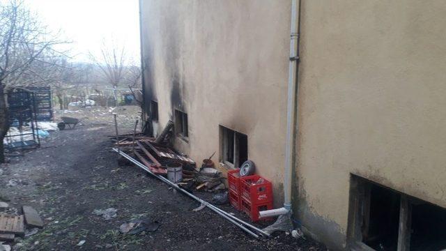 Apartmanın Kazan Dairesinden Çıkan Yangın Korkuttu
