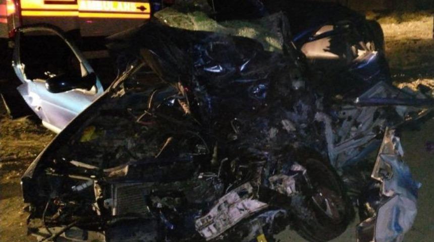 İzmir&rsquo;de Feci Kaza: 2 &Ouml;l&uuml;