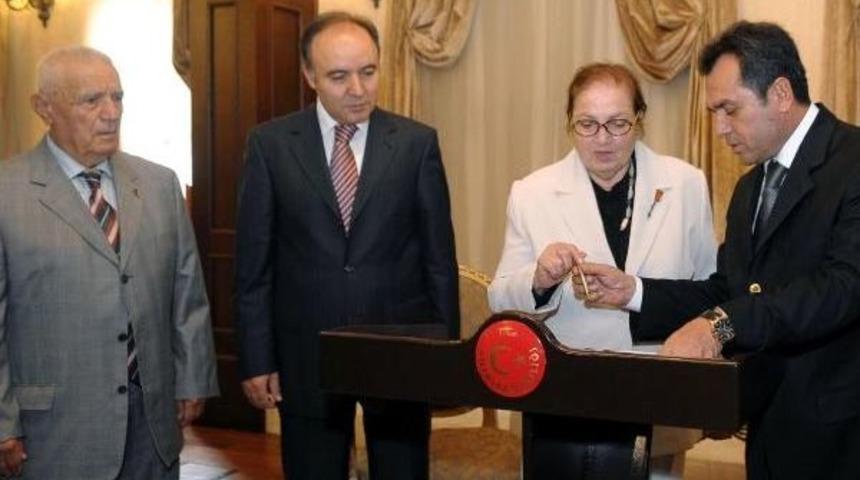 Antalya'da Okul Yaptıran Hayırsever &Ccedil;ift 'ş&uuml;pheli' Oldu