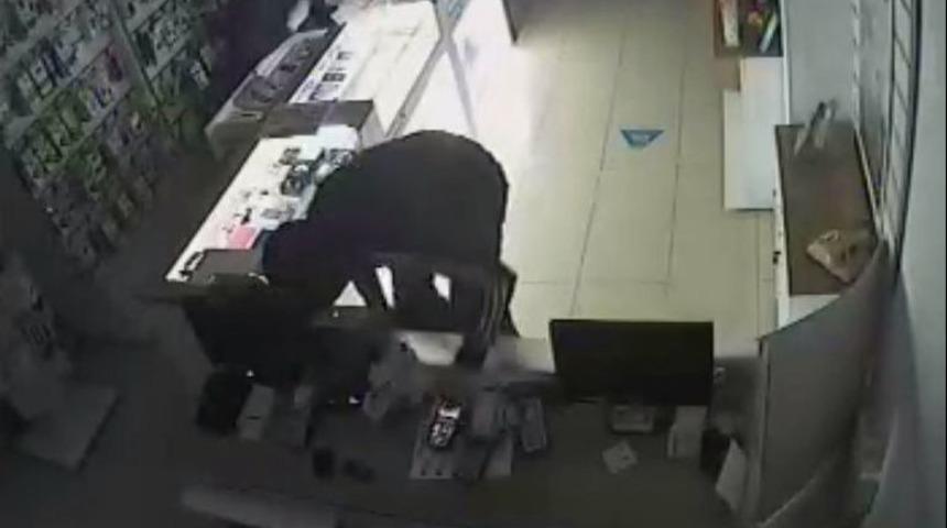 30 Saniyede 50 Bin Liralık Telefon &Ccedil;alan Hırsızlar Kayıplara Karıştı