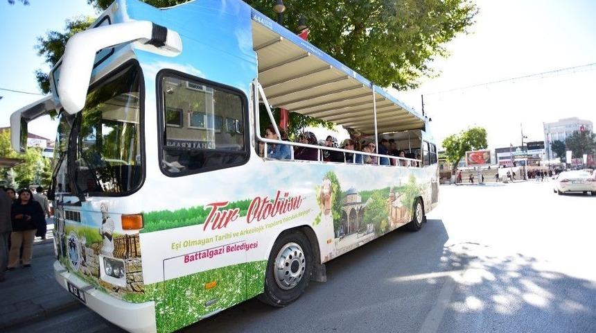 Tur Otob&uuml;s&uuml; İle 15 Bin 437 Kişi Tarihe Yolculuk Yaptı