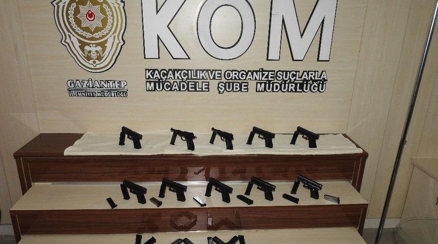 Durdurulan Otomobilden 10 Tabanca Ve 30 Adet Şarj&ouml;r &Ccedil;ıktı