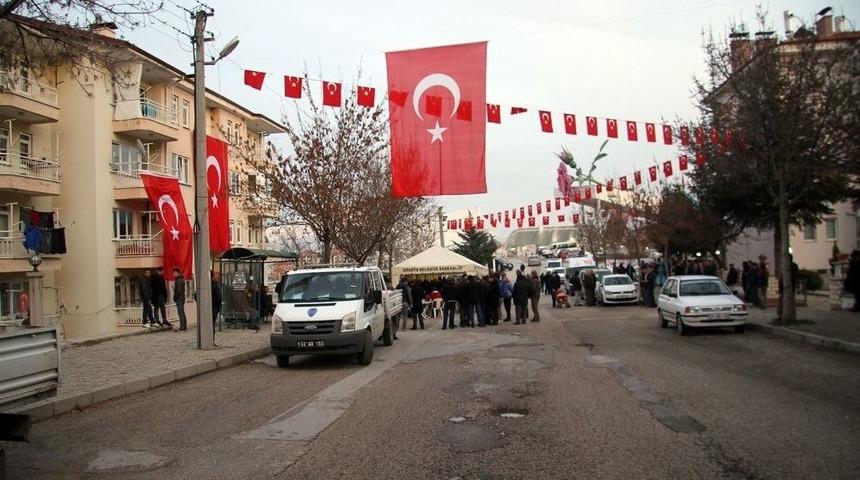 Ispartalı Şehidin Evinin &Ouml;n&uuml;ne Taziye &Ccedil;adırı Kuruldu