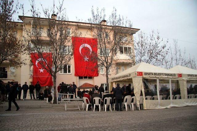 Ispartalı Şehidin Evinin Önüne Taziye Çadırı Kuruldu