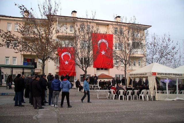 Ispartalı Şehidin Evinin Önüne Taziye Çadırı Kuruldu