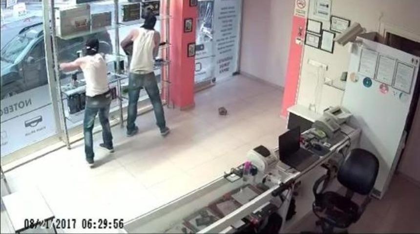 İşyerindeki Hırsızlık G&uuml;venlik Kamerasında