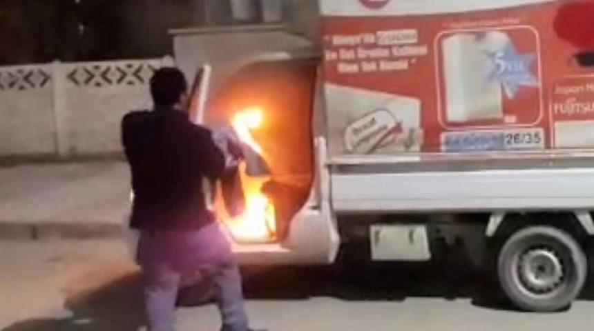 Alev Alan Aracı Montuyla S&ouml;nd&uuml;rmeye &Ccedil;alıştı