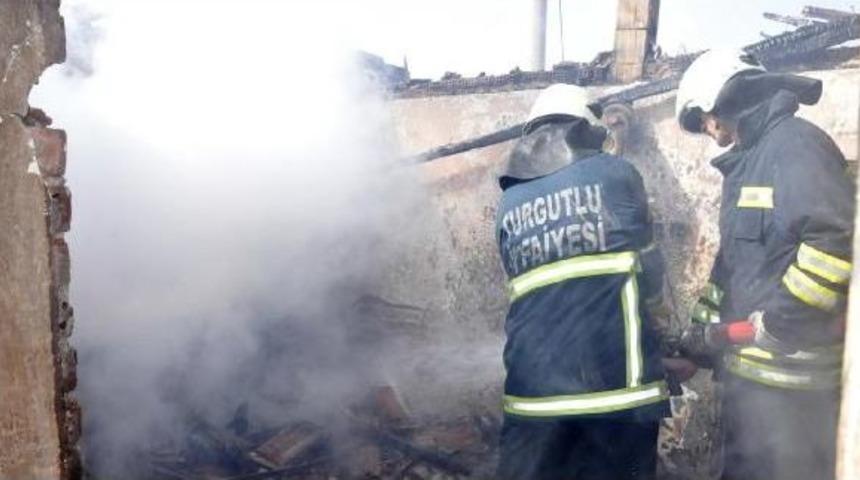 Yatalak Yaşlı Kadın Yanan Evden Son Anda Kurtarıldı