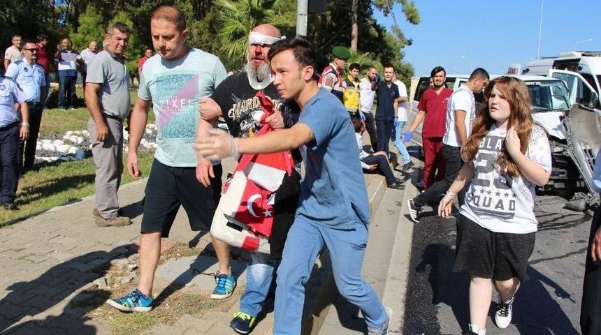 Alman Turistlerin Kazasında Mavi Ve Kırmızı Şeritli Ambulans Tartışması