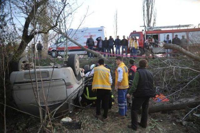 Zeytinliğe Uçan Araçta Sıkışan Sürücü Güçlükle Çıkarıldı