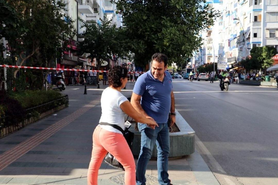 Ş&uuml;pheli &Ccedil;antayı Fark Etmeyen Engelli Kadına Polis Yetişti