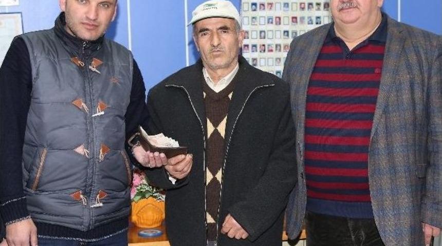 Dolmuşta Kaybettiği C&uuml;zdanına 1,5 Sonra Kavuştu