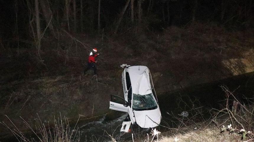 Kontrolden &Ccedil;ıkan Otomobil Sulama Kanalına U&ccedil;tu: 2 Yaralı
