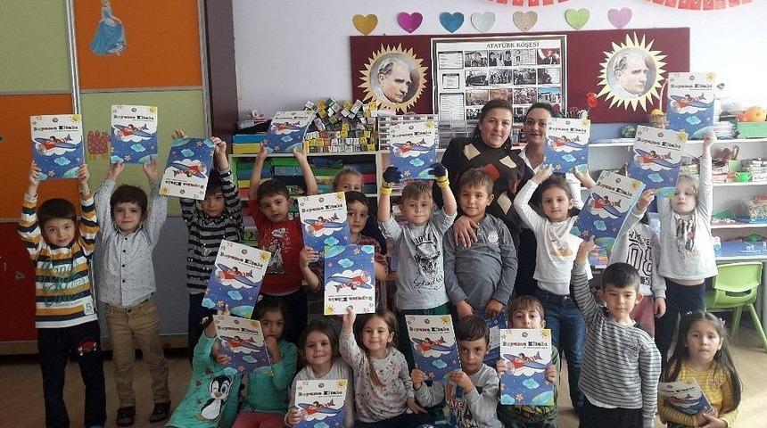 Thk, Okullara Defter Ve Boyama Kitabı Dağıtıyor