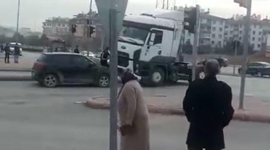 Otomobil S&uuml;r&uuml;c&uuml;s&uuml;ne Kızdı, Tırı İle İki Otomobile &Ccedil;arpıp Ka&ccedil;tı