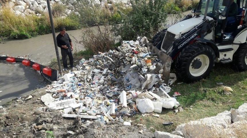 Y&uuml;zen Bariyerler Tonlarca &Ccedil;&ouml;p&uuml; Engelledi