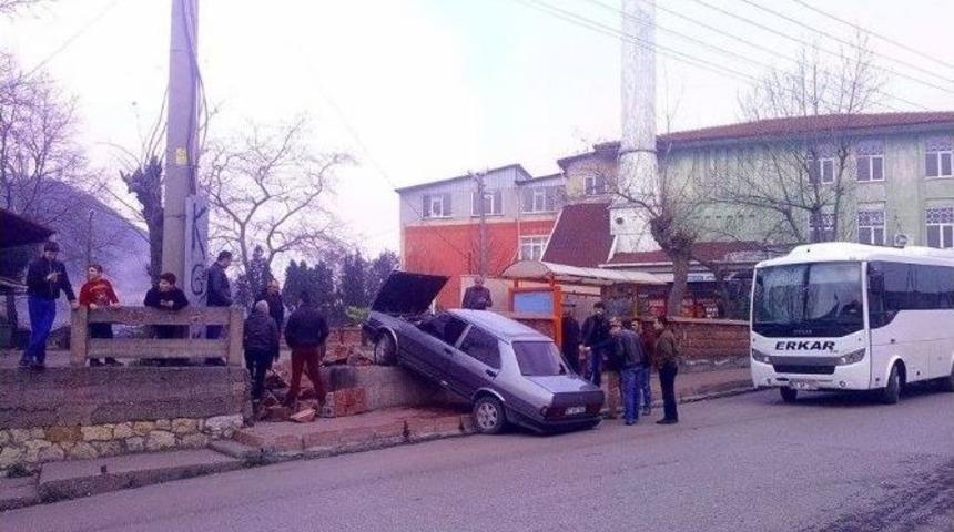 Otomobil D&uuml;z Duvara Tırmandı