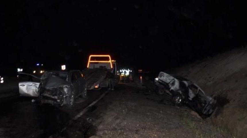 Adıyaman'da Iki Otomobil &Ccedil;arpıştı: 1 &Ouml;l&uuml;, 4 Yaralı