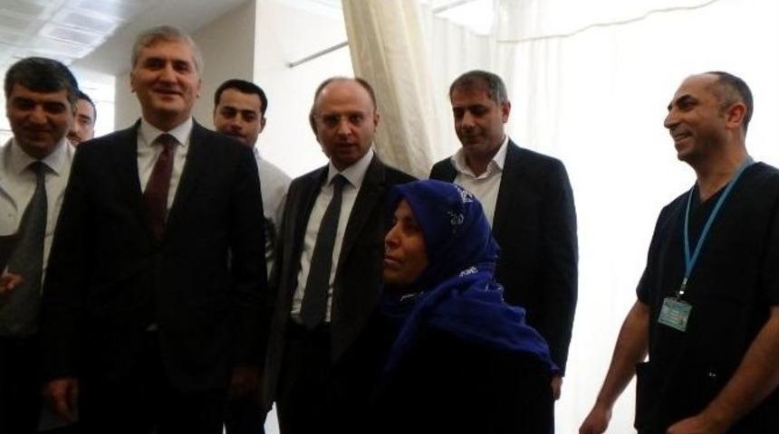 M&uuml;steşar G&uuml;m&uuml;ş, Robotik Cerrahi Sistemini Tanıttı