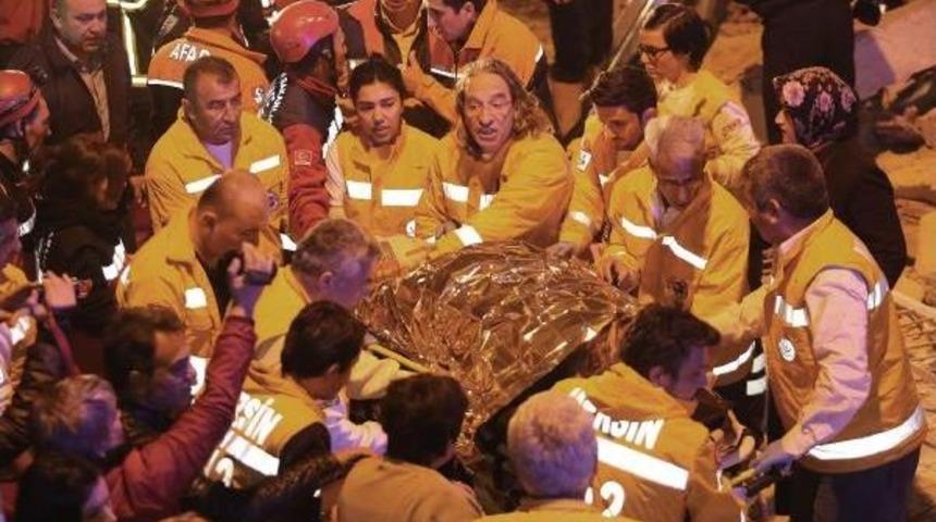 Mersin'de Iki Katli Bina &Ccedil;&ouml;kt&uuml;: 5 Kişi Kurtarıldı, &Ccedil;ok Sayıda Yaralı Var (2) - Yeniden