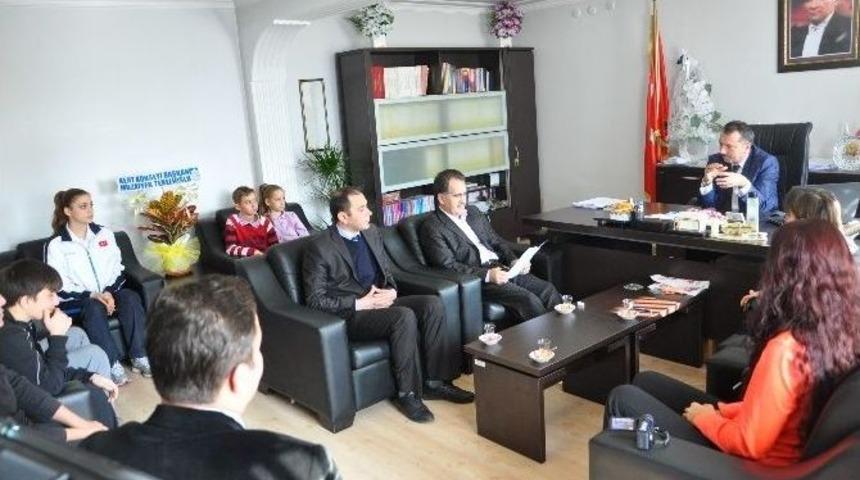 Başarılı &Ouml;ğrenciler &Ouml;d&uuml;llendirildi