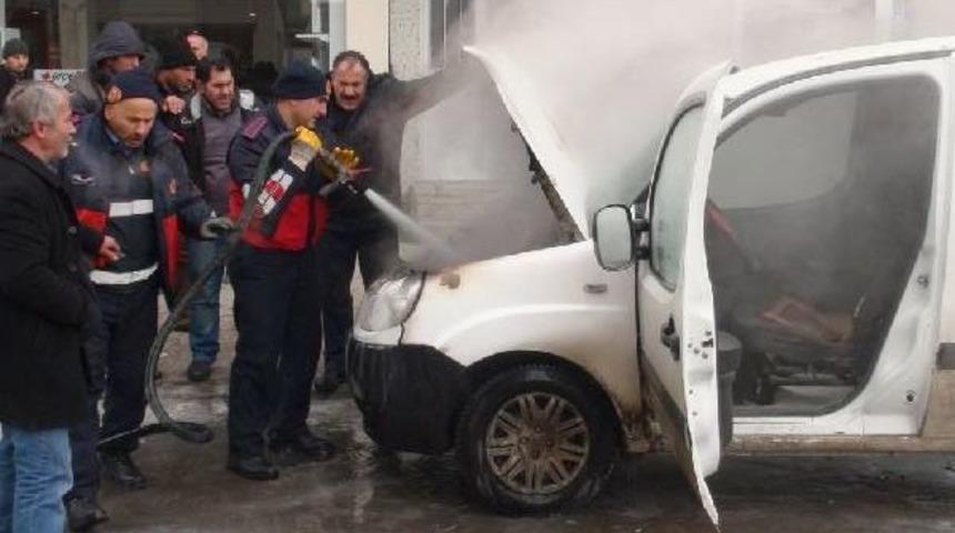 Kars'ta Park Halindeki Ara&ccedil; Yandı