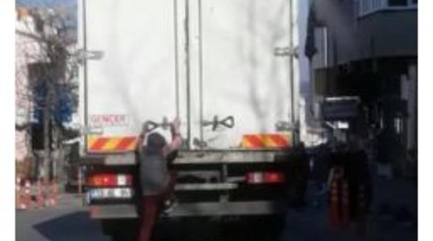 Kamyonun Arkasından Tutunan Çocuğun Tehlikeli Oyunu Kamerada