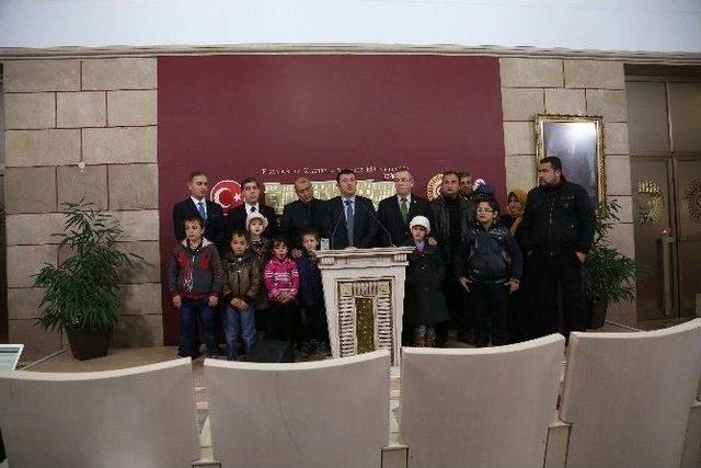 Chp&rsquo;li Ağbaba Işid Zulm&uuml;nden Ka&ccedil;an T&uuml;rkmenlerle Basın Toplantısı D&uuml;zenledi 1