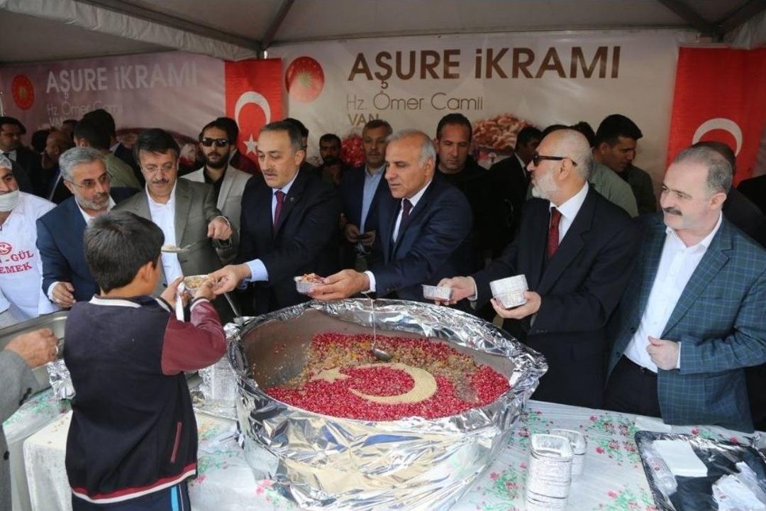 Cumhurbaşkanı Erdoğan&rsquo;ın Talimatıyla Van&rsquo;da 2 Bin Kişiye Aşure Dağıtıldı
