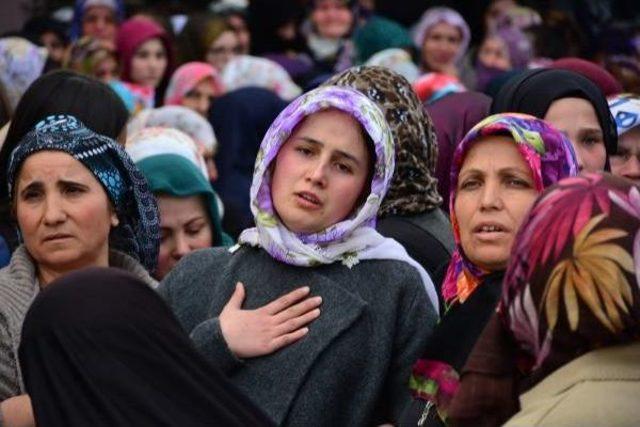 Sokak Ortasında Öldürülen 4 Çocuk Annesi Toprağa Verildi