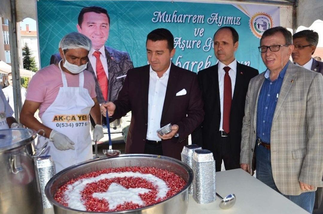 Boz&uuml;y&uuml;k Belediyesi&rsquo;nden 20 Bin Kişilik Aşure İkramı