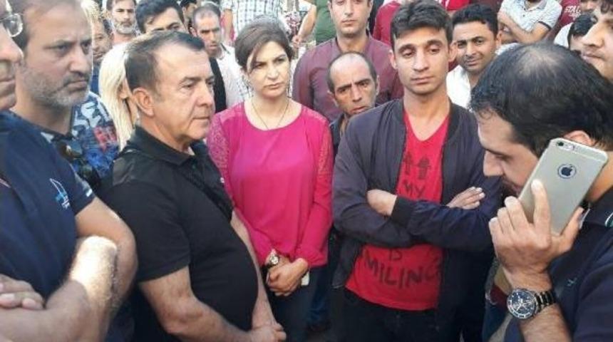 İşten &Ccedil;ıkarılınca Oturma Eylemi Başlatan Gruba Chp'den Destek Ziyareti