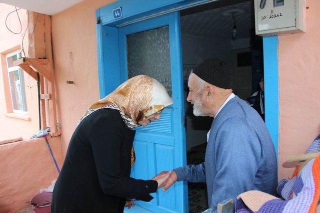 Vali Osman Kaymak&rsquo;ın Eşi Şehit Ailelerini Unutmadı 2