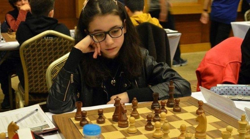 Satran&ccedil;ta İkinci Oldu, G&ouml;z&uuml;n&uuml; D&uuml;nya Şampiyonluğuna Dikti