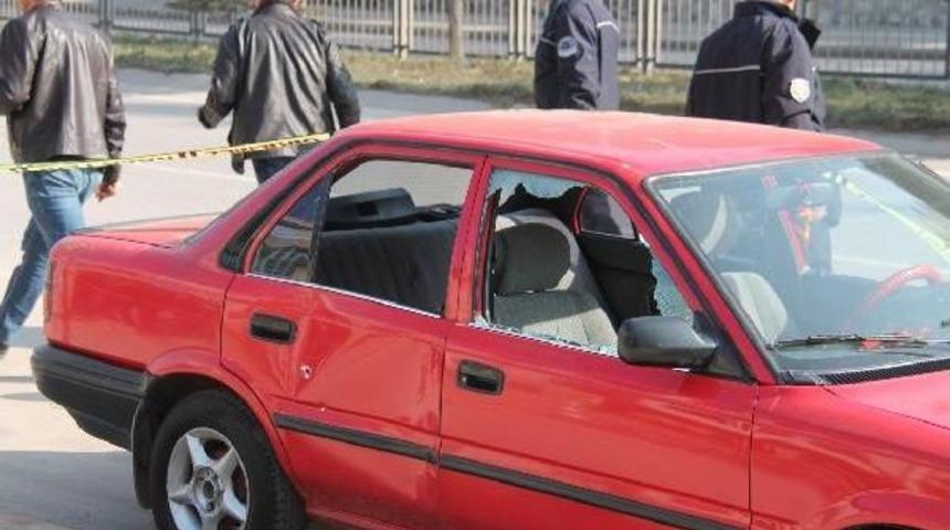 Adliye &Ouml;n&uuml;nde Silahlı Kavga : 1'i Polis 4 Yaralı