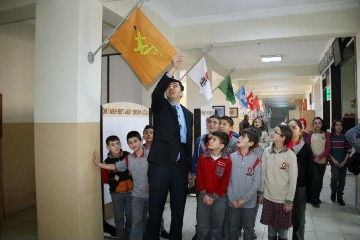 &Ouml;ğrencilerden Cumhurbaşkanı Erdoğan&rsquo;a Bayraklı Destek