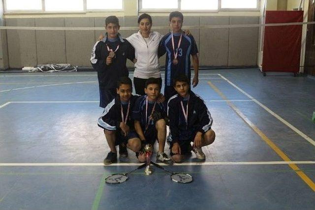 Yıldız Erkeklerde Badmintonun Şampiyonu Mehmet Uluğcan Ortaokulu Oldu