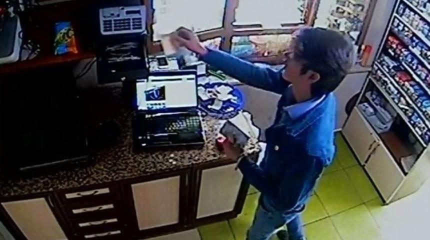 Bilecik&rsquo;te Hırsızlık Yapan Şahıs G&uuml;venlik Kamerasına Yakalandı