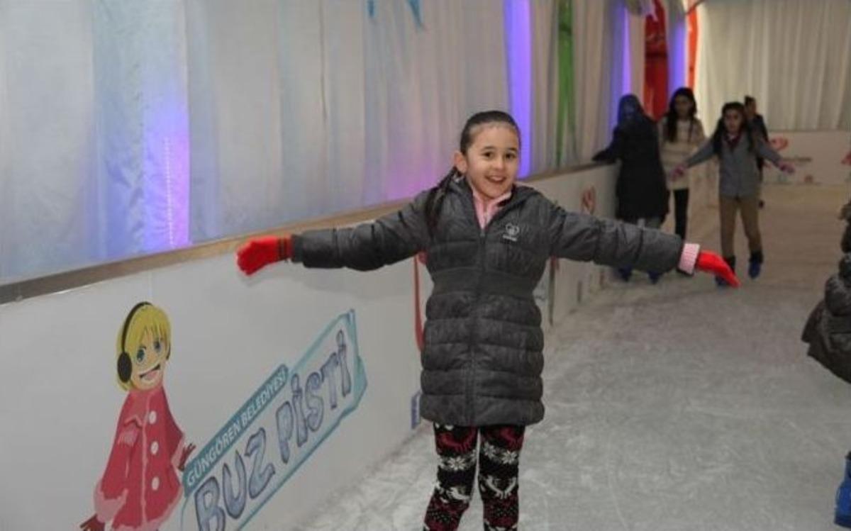 G&uuml;ng&ouml;renli &Ccedil;ocuklar Buz Pateniyle Kışın Keyfini &Ccedil;ıkarıyor