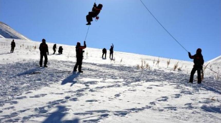 Paland&ouml;ken Emin Ellerde