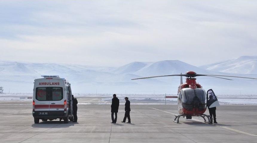 Kars&rsquo;ta Erken D&uuml;nyaya Gelen Bebek Ambulans Helikopterle Elazığ&rsquo;a Sevk Edildi