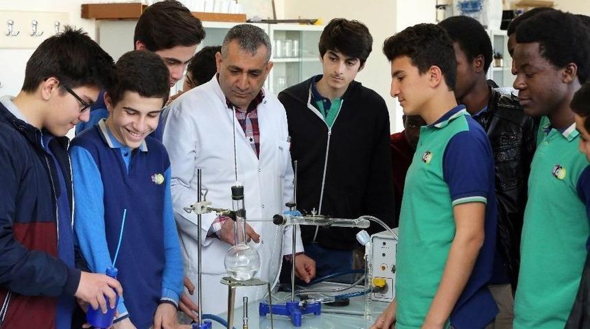 T&uuml;rkiye Diyanet Vakfı, 111 &Uuml;lkeden &Ouml;ğrencilere Eğitim Desteği Veriyor