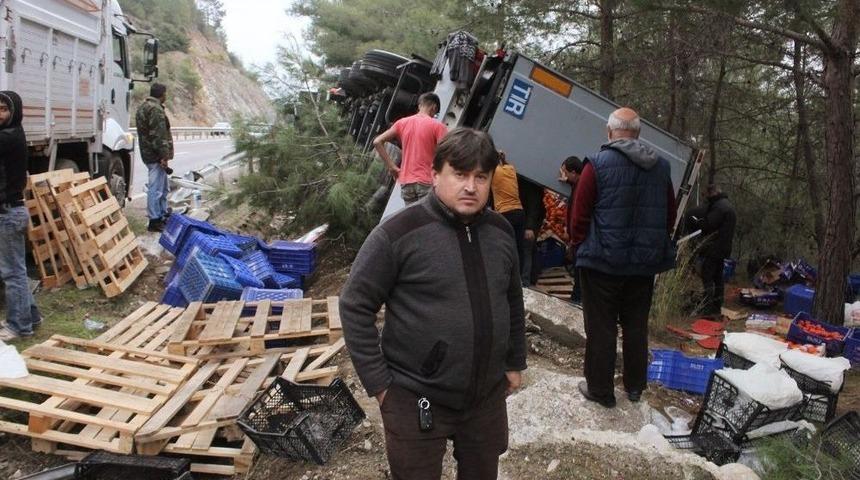 Antalya&rsquo;da &Ouml;n&uuml;ne Domuz S&uuml;r&uuml;s&uuml; &Ccedil;ıkan Tır Devrildi