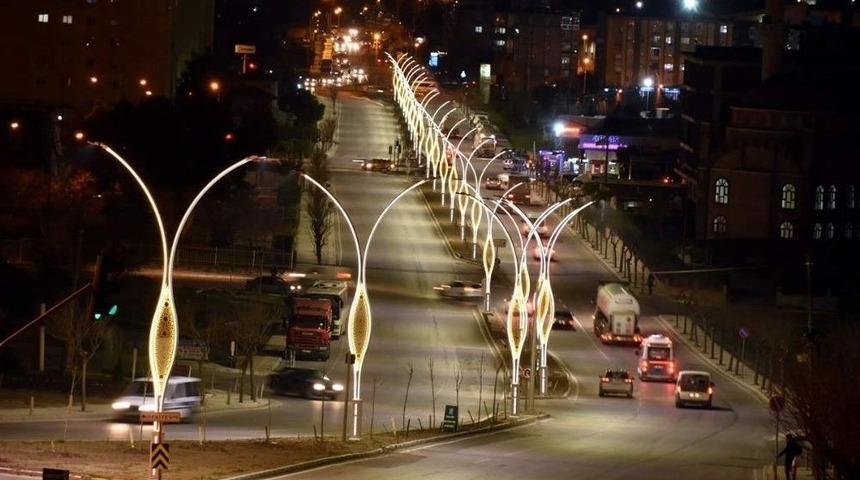 Aliağa Belediyesinden İn&ouml;n&uuml; Caddesine Estetik Dokunuş