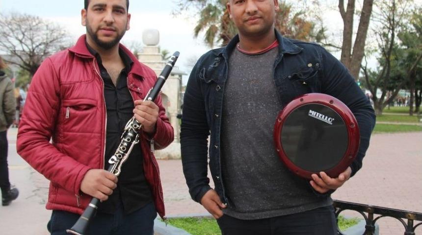 Sokak Ortasında D&ouml;kt&uuml;r&uuml;nce İlgi Odağı Oldu