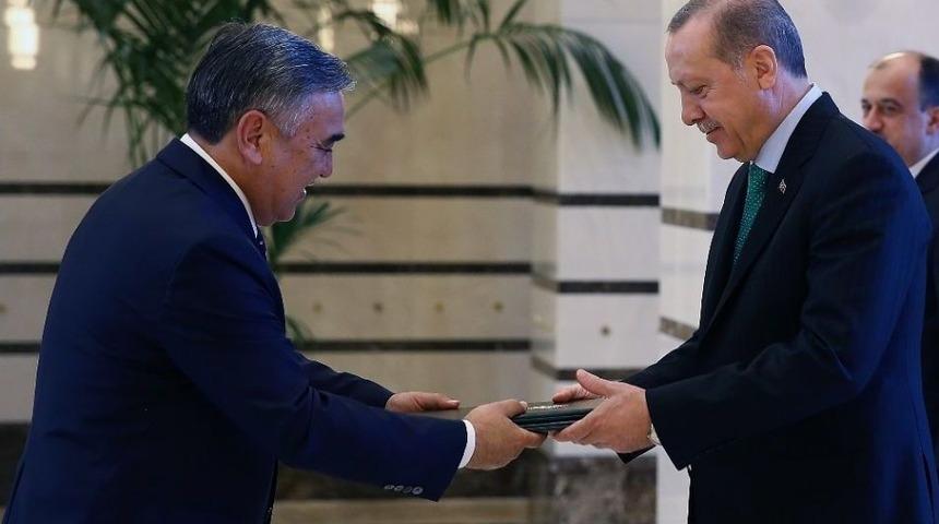 &Ouml;zbekistan B&uuml;y&uuml;kel&ccedil;isinden Cumhurbaşkanı Erdoğan&rsquo;a G&uuml;ven Mektubu