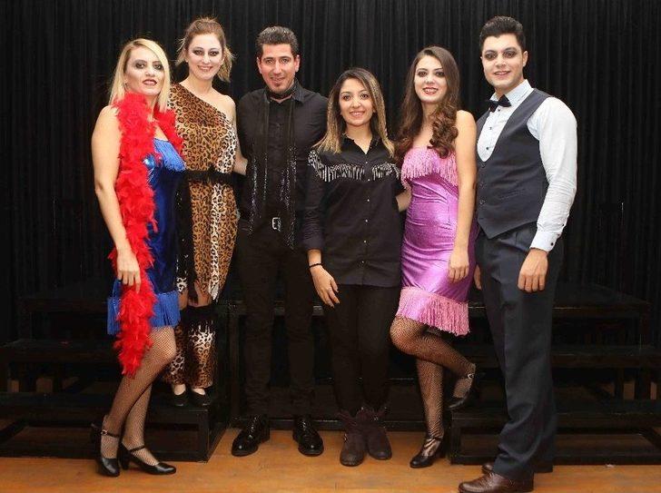 Bayraklı Bu Tiyatroyu Sevdi G4