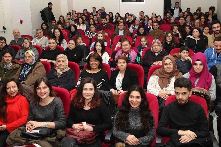 Bayraklı Bu Tiyatroyu Sevdi G5